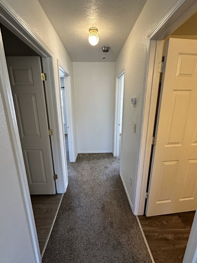 Building Photo - Upper Level 2 Bed 1 Bath Apartment