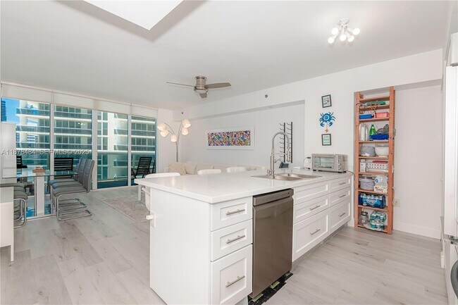 Building Photo - 1830 S Ocean Dr