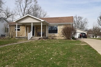 Building Photo - 3 Bedroom 2 Full Bath Home in Greenfield, Fenced Yard