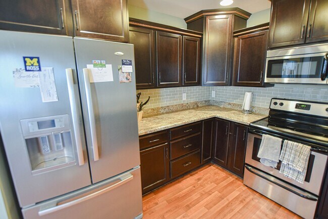 Building Photo - Pet Friendly Three Bedroom with Bonus!