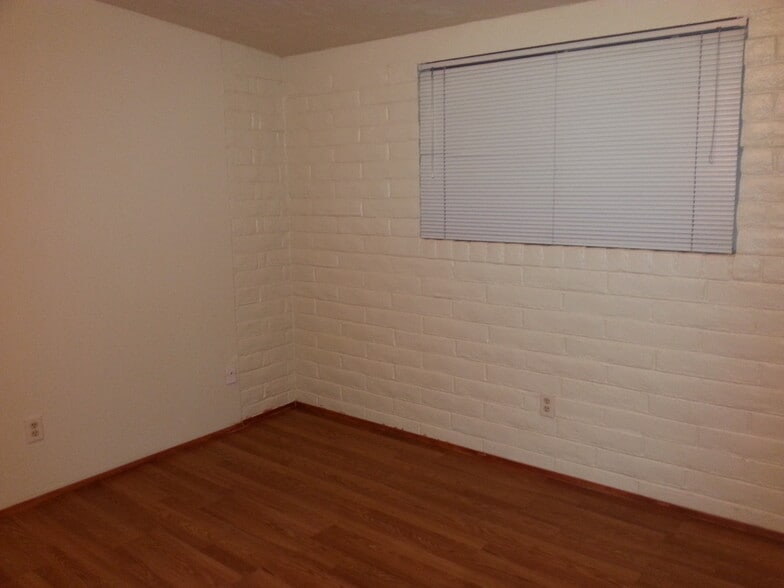 Building Photo - 3001 E Blacklidge Dr