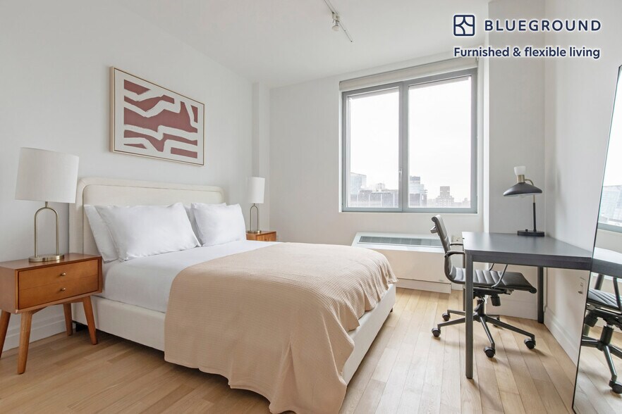 Building Photo - 550 W 54th St