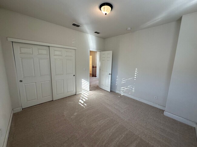 Building Photo - Beaitiful 4 Bedroom, 2.5 Bath Mountain Hou...