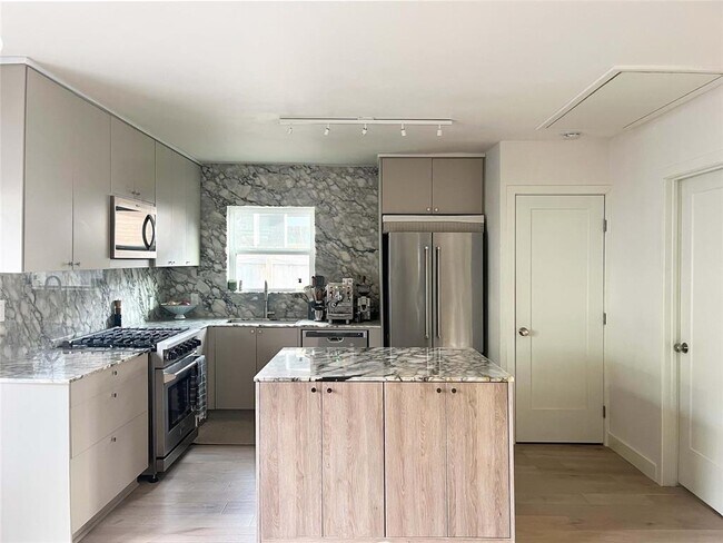 Building Photo - 4800 Duval St