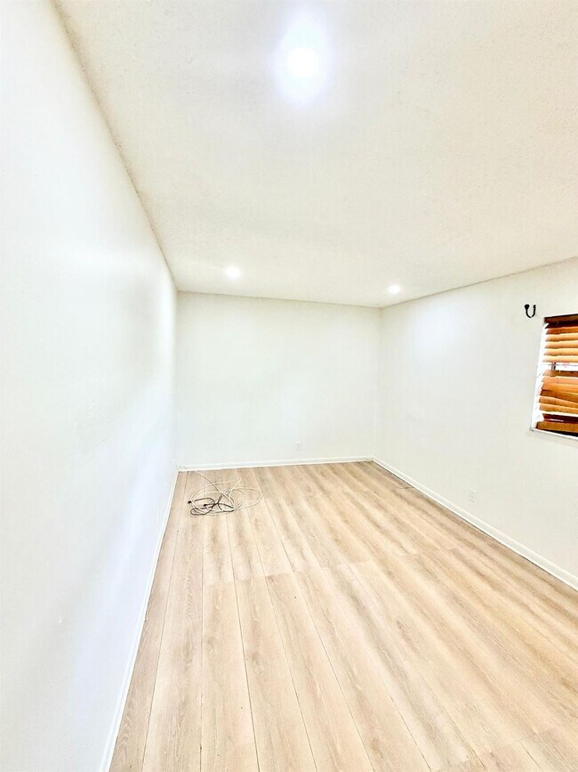 Building Photo - 5730 NW 27th Ct