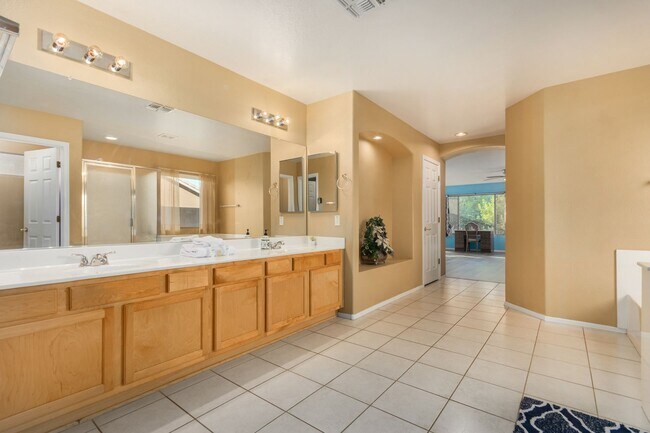 Building Photo - Spectacular 5 bdrm Home, OFFERS SOLAR ELECTRIC!