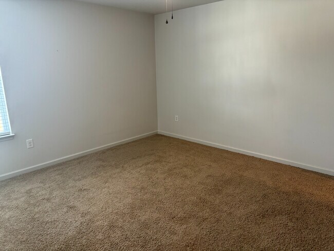 Building Photo - Room in Single Family Home on N Great White Way