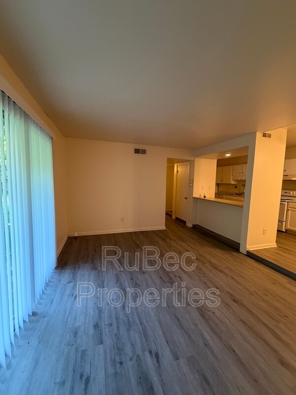 Building Photo - 702 Farmhurst Dr