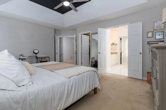 Building Photo - Spacious home located in the beautiful and...
