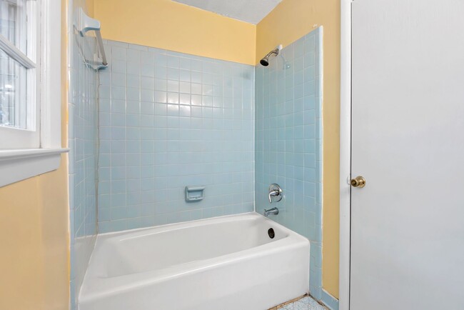 Building Photo - Spacious Home Near Downtown Durham