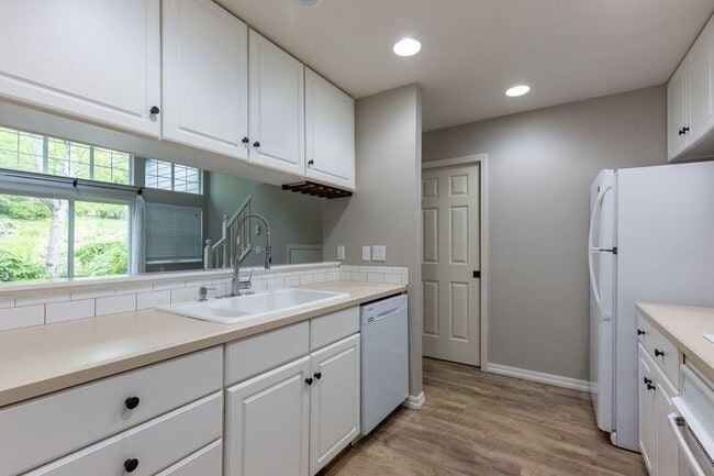 Building Photo - 9729 NW Miller Hill Dr