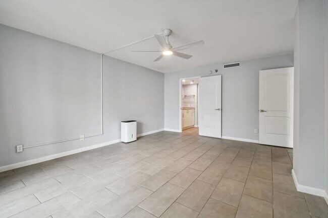 Building Photo - Charming 1 Bed, 2 Bath Condo in the Vibran...