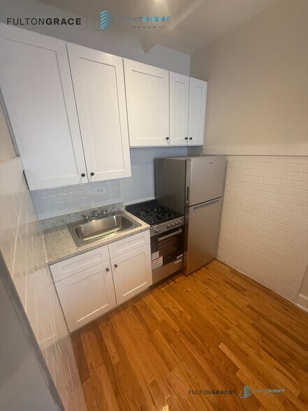 Building Photo - 2065 W Lawrence Ave