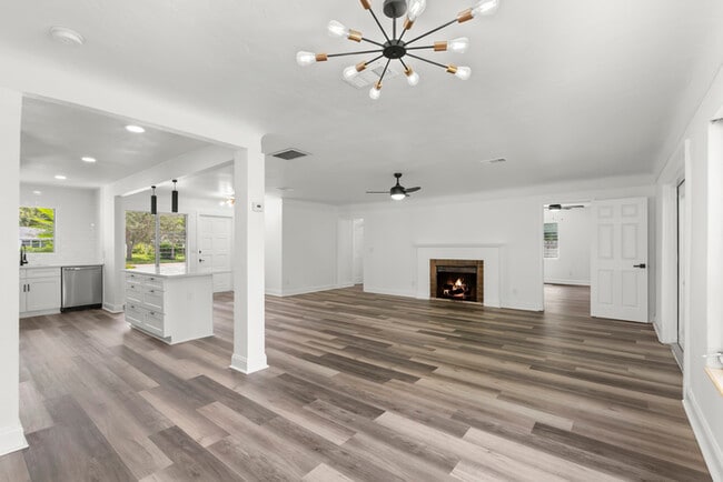 Building Photo - NEWLY RENOVATED Home For Rent in St Peters...