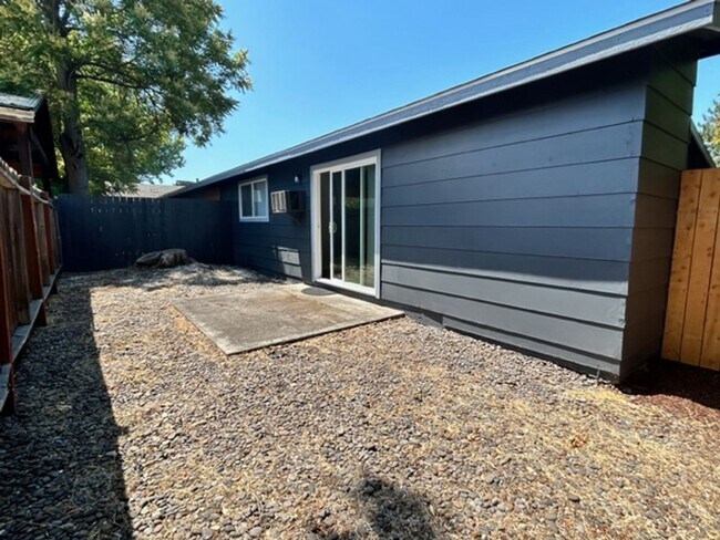 Building Photo - Cute One Bedroom Apartment in Central Medford | Available Mid December