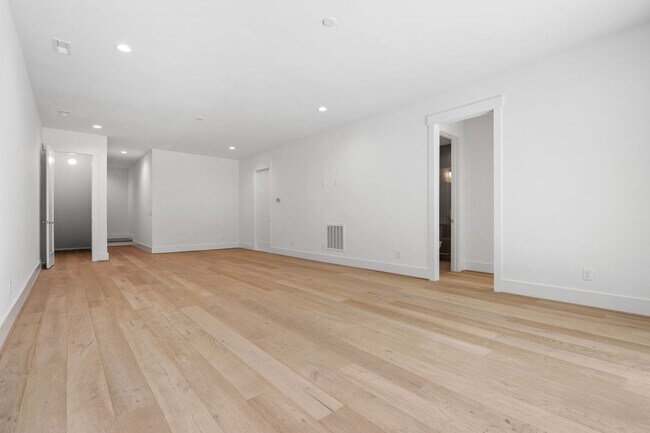 Building Photo - Custom 5 bedroom, 5 bathroom home with Woo...