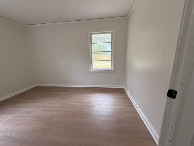 Building Photo - 3979 Thomas Ave