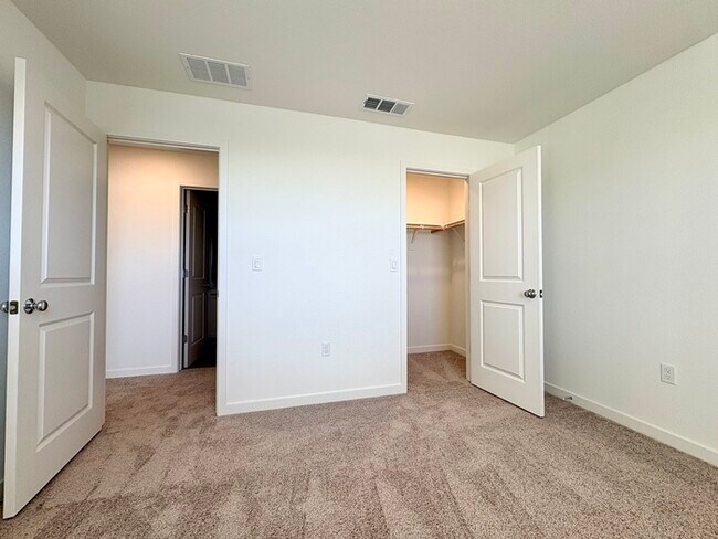 Building Photo - Beautiful Brand New SOLAR 3 bedroom 2.5 Bathroom Just Built in Lincoln CA!