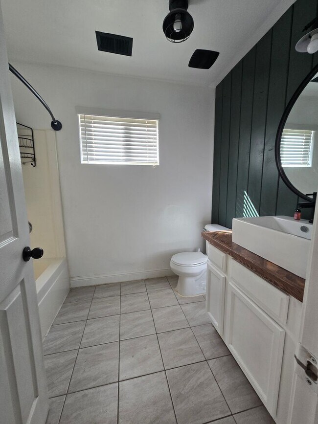 Building Photo - 3 BR 2 BA Available Now