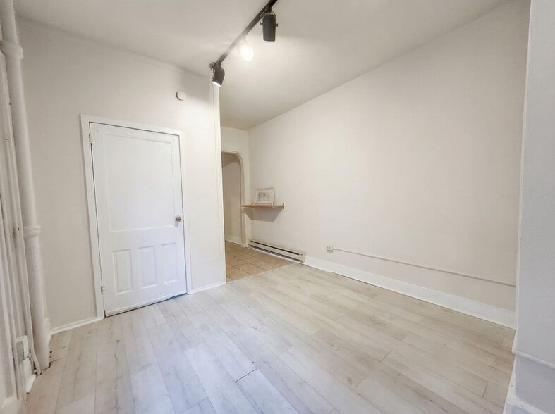 Building Photo - 304 E King St