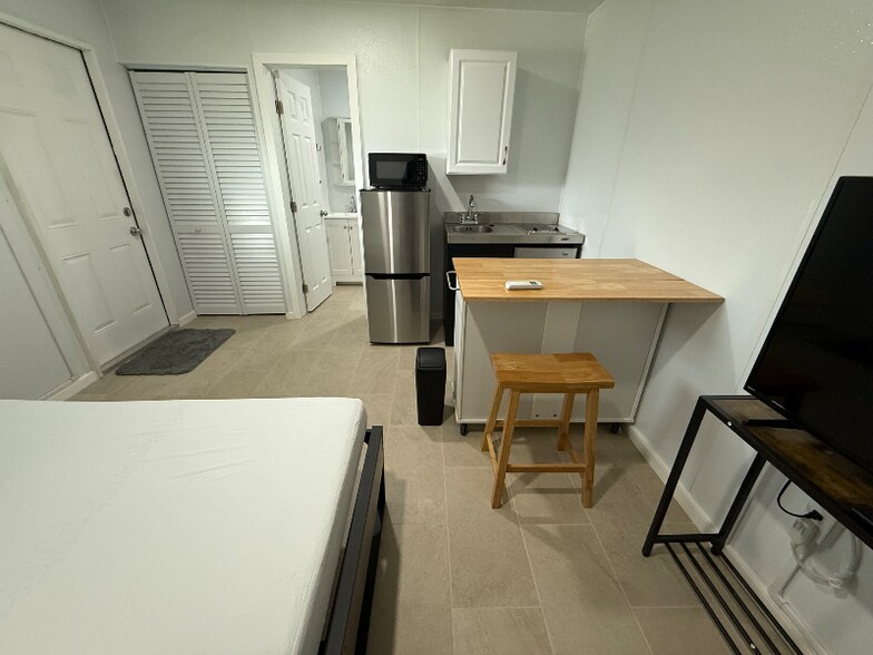 Building Photo - 231 W 41st St