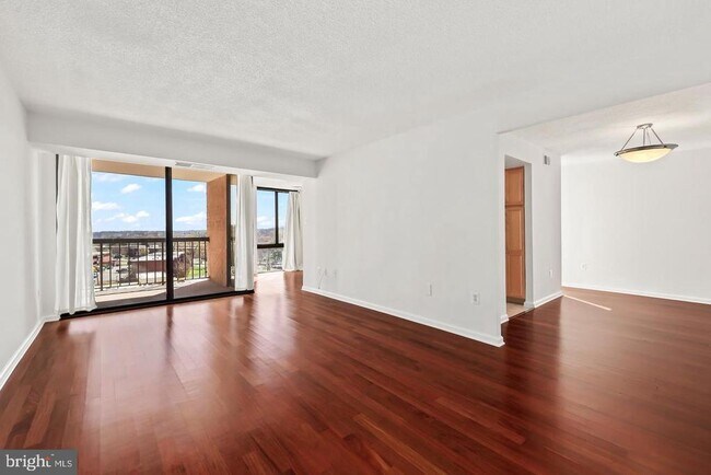 Building Photo - 4500 S Four Mile Run Dr