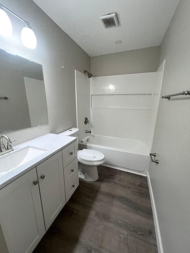 Building Photo - Beautifully updated 3 Bedroom 1 Bath Home ...