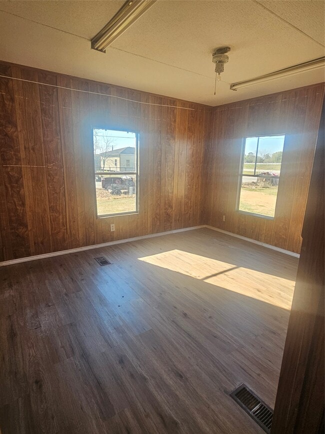 Building Photo - 1423 S Prosperity St