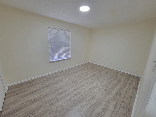 Building Photo - 2034 Village Park Dr