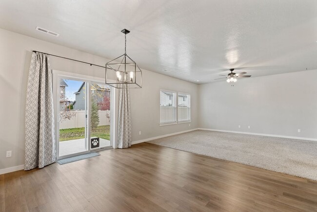 Building Photo - Upgraded 4 Bed 2.5 Bath Home