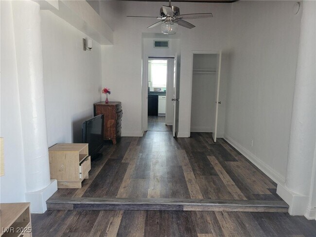 Building Photo - 1828 Hassett Ave