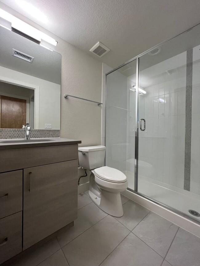 Building Photo - Modern 3B/4B Condo- Available June 10th