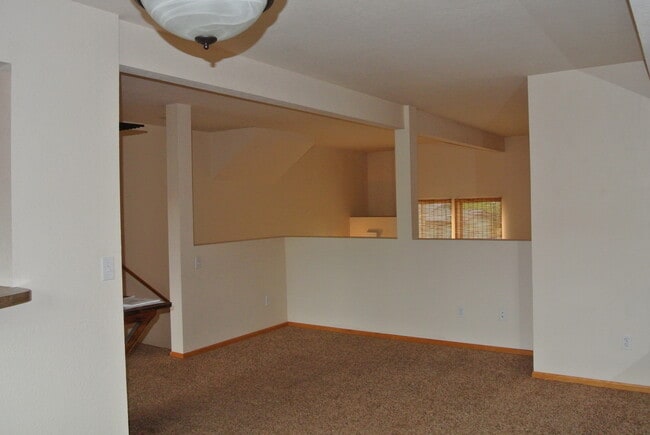 Building Photo - Corvallis Comfort & Convenience: Spacious 3-bedroom, 2.5 bath  Townhome