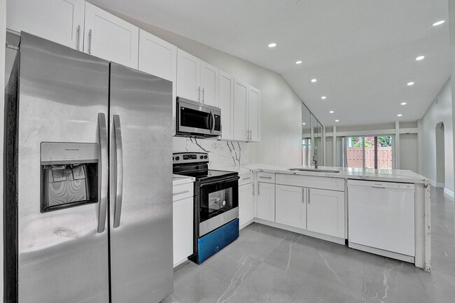 Building Photo - Beautifully Renovated 3BR/2BA Townhome in ...