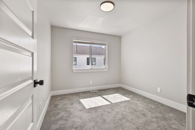 Building Photo - Awesome end unit 3 Bed 2.5 Bath townhome i...