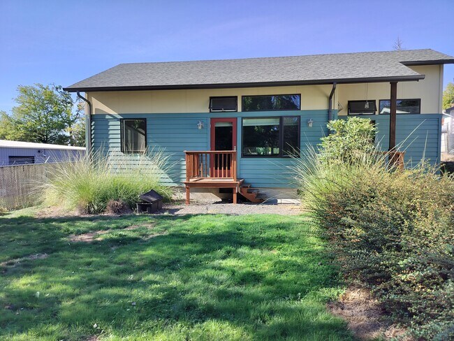 Shared backyard - 16261 SE Sun Ave