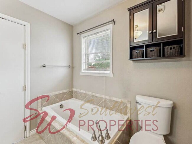 Building Photo - 3 Bed / 2 Bath House Steps from TSU Memorial Stadium — Perfect for Roommates!