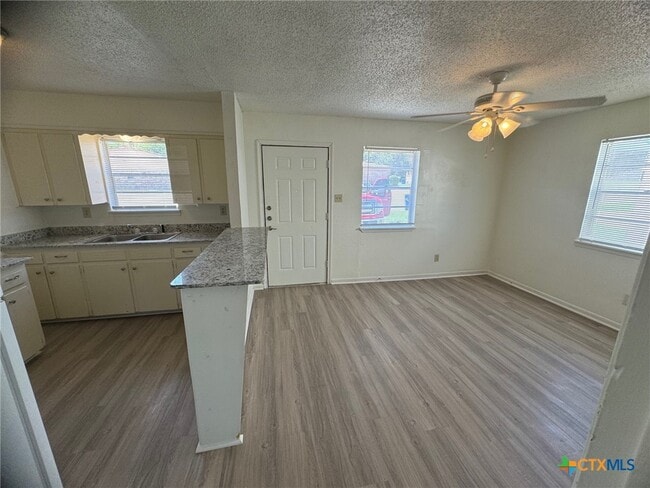 Building Photo - 604 Sunset Ln