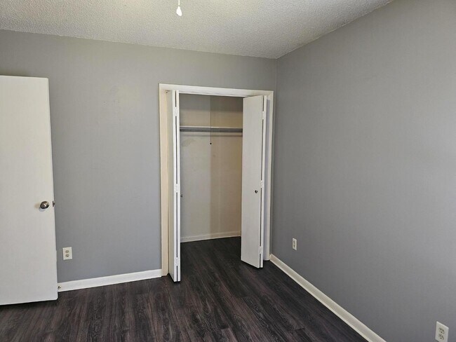Building Photo - 321 Emerald Dr