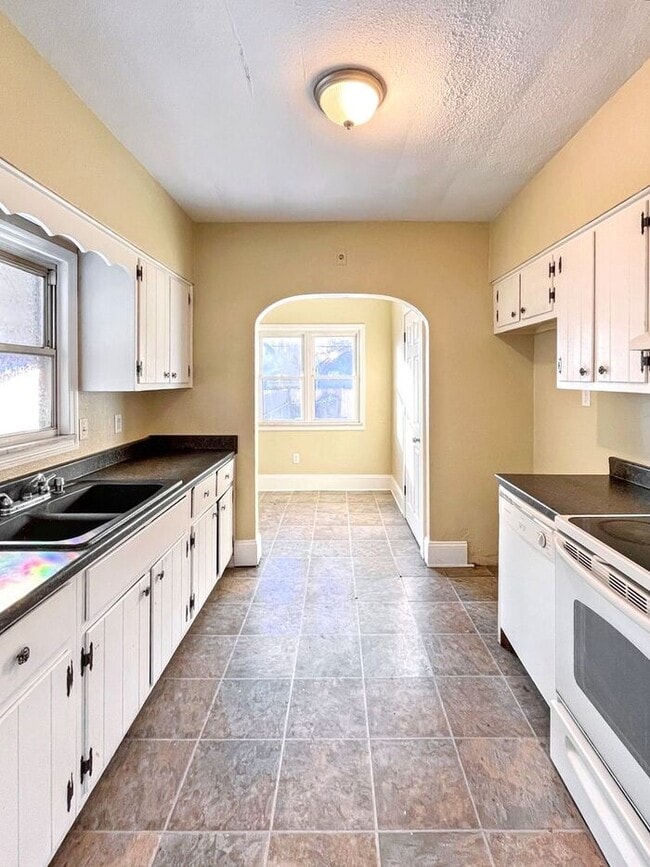 Building Photo - Charming 3-Bedroom Home / Pet-Friendly / V...