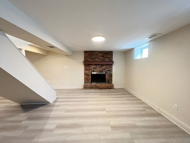 Building Photo - A Perfect Place to Call Home!!