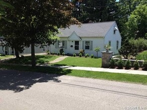 Building Photo - 15 Maple St