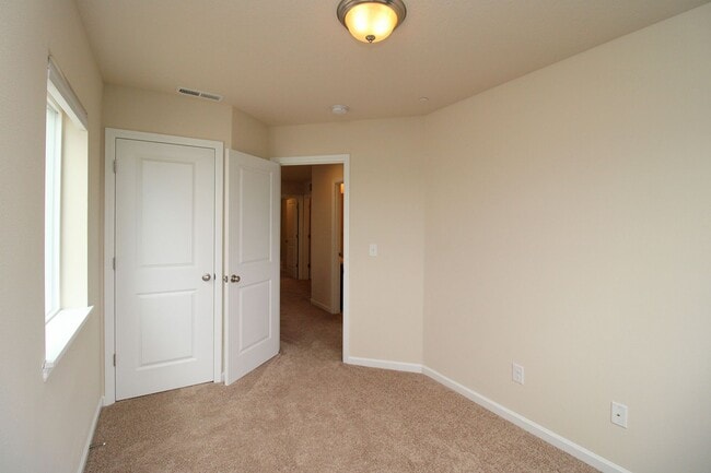 Building Photo - 3 Bedroom Luxury Townhouse in Beautiful Happy Valley