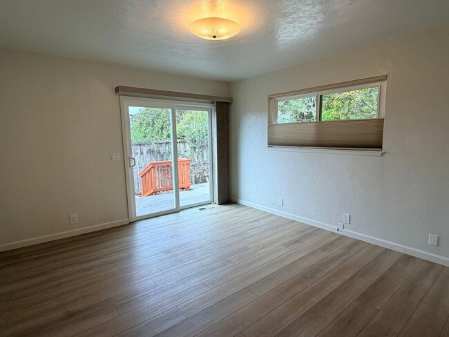 Building Photo - 922 Maple St