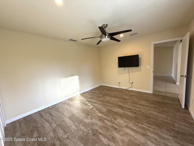 Building Photo - 1116 Glancy Ave NW