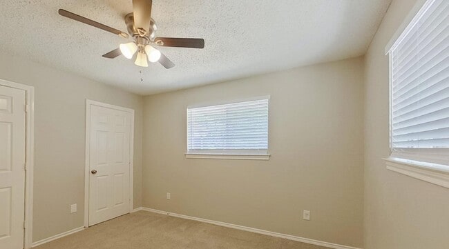 Building Photo - MOVE IN READY