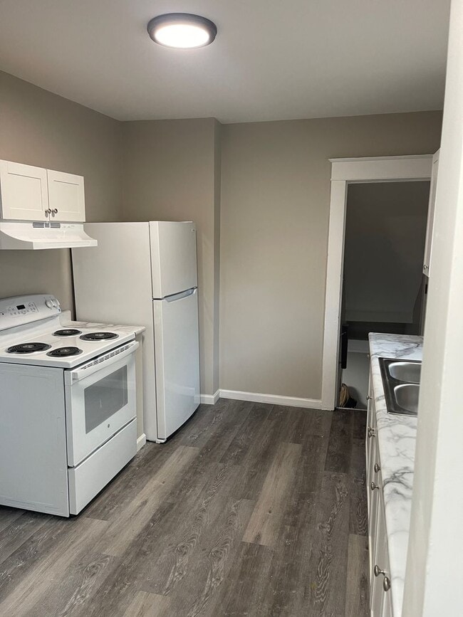 Building Photo - Newly remodeled 3 Bedroom 2.5 Bathroom House