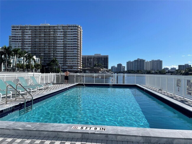 Building Photo - 1913 S Ocean Dr