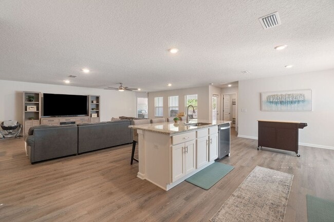 Building Photo - Gorgeous and Spacious 5/3 Home with Commun...