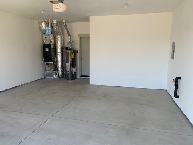 Building Photo - 3 Bed/2.5 Bath Pahlisch Home in NE Bend - ...